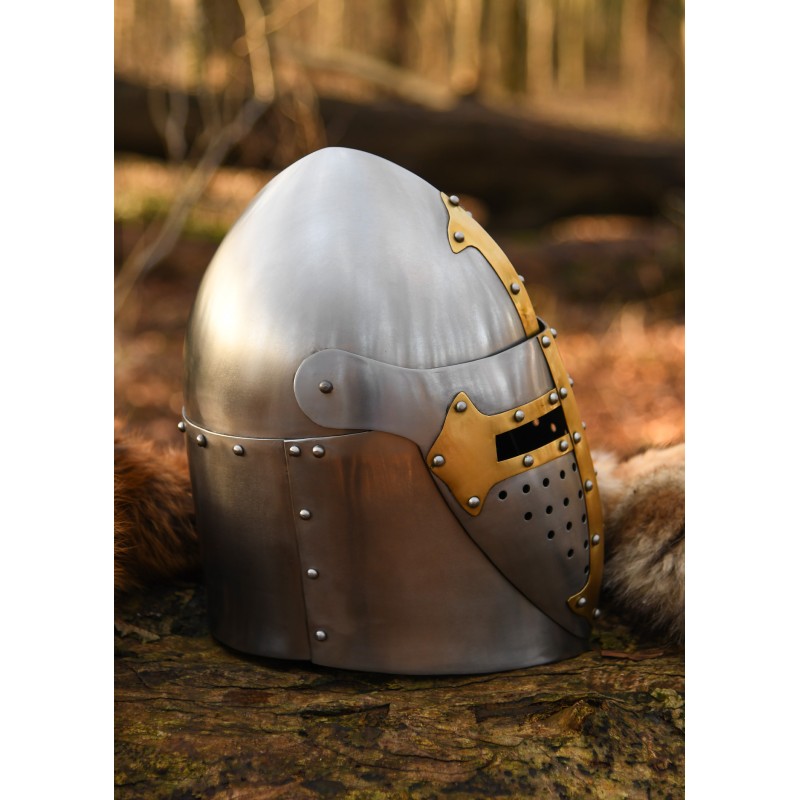 Topfhelm mit Messingkreuz