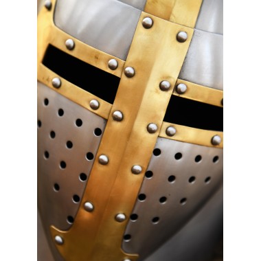 Topfhelm mit Messingkreuz