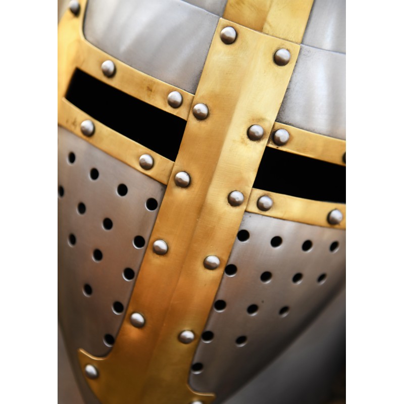 Topfhelm mit Messingkreuz