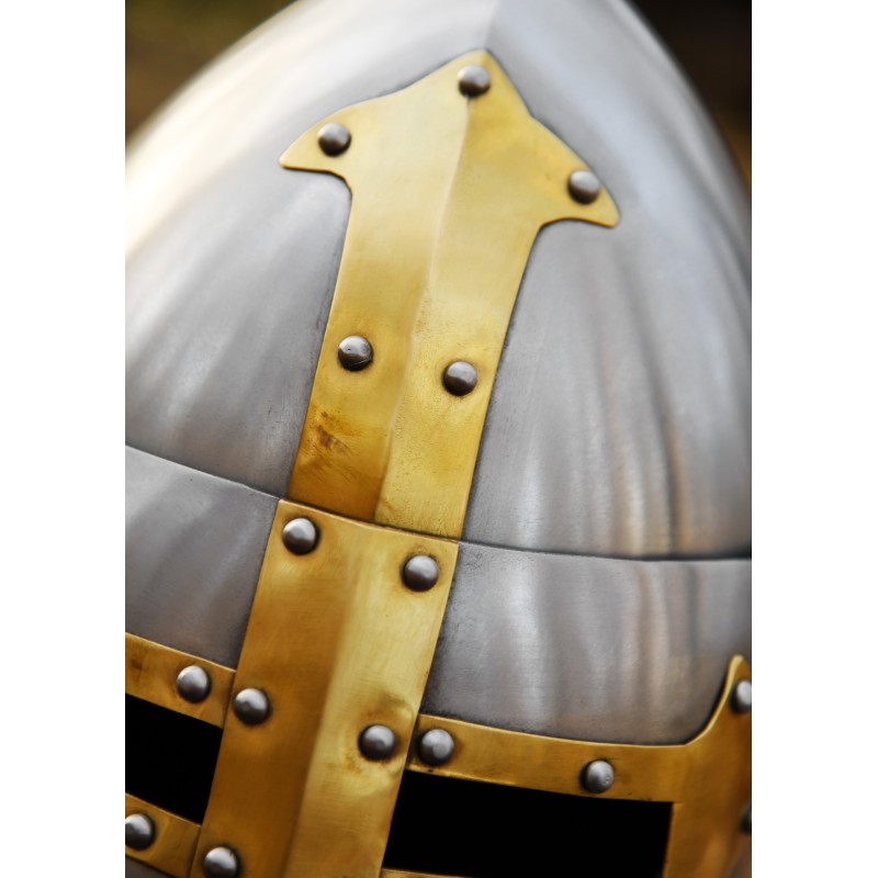 Topfhelm mit Messingkreuz