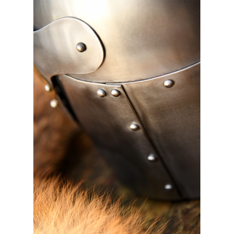 Topfhelm mit Messingkreuz