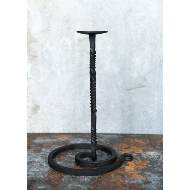 Geschmiedeter Kerzenständer, Helmständer