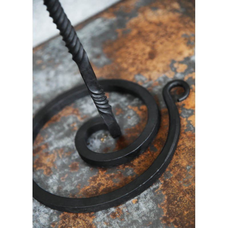 Geschmiedeter Kerzenständer, Helmständer