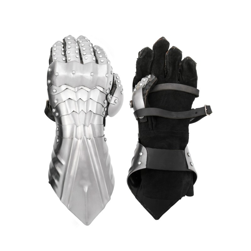 Mittelalterliche Panzerhandschuhe, blank und vernietet