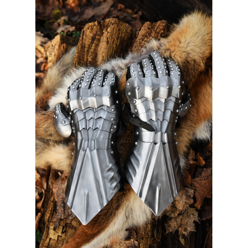 Mittelalterliche Panzerhandschuhe, blank und vernietet