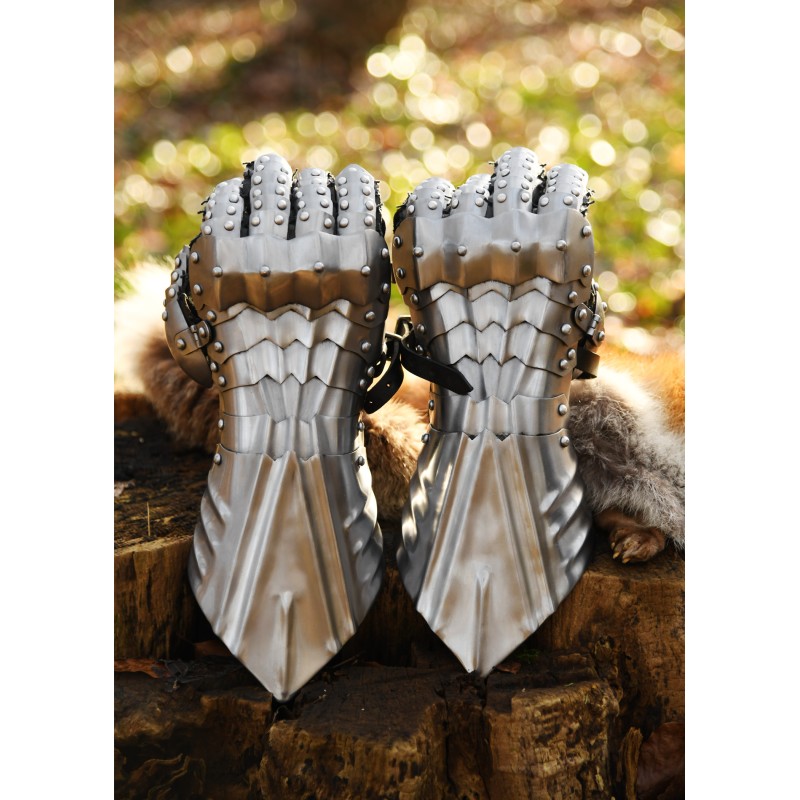 Mittelalterliche Panzerhandschuhe, blank und vernietet
