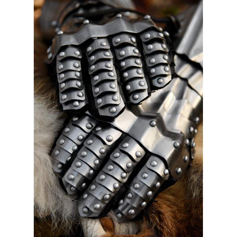 Mittelalterliche Panzerhandschuhe, blank und vernietet