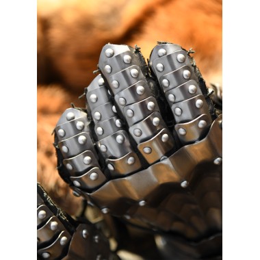Mittelalterliche Panzerhandschuhe, blank und vernietet
