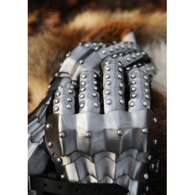 Mittelalterliche Panzerhandschuhe, blank und vernietet