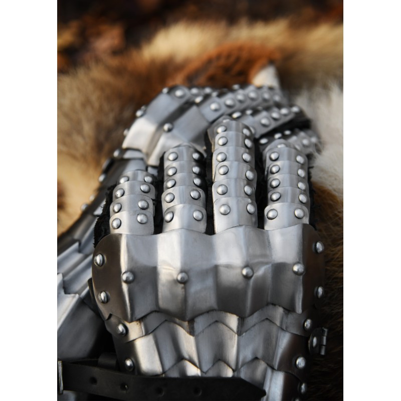Mittelalterliche Panzerhandschuhe, blank und vernietet