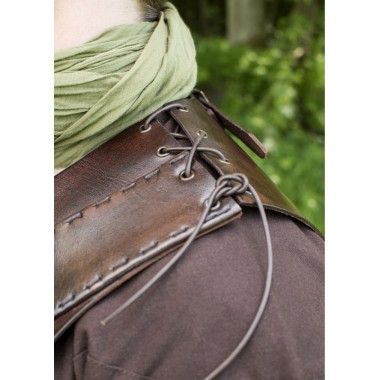 Brustpanzer mit gekreuzten Bändern