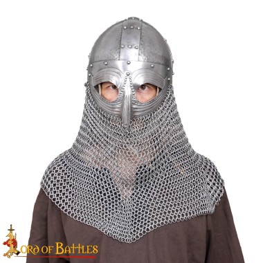 Wikingerhelm mit Kettenbrünne