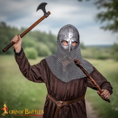 Wikingerhelm mit Kettenbrünne