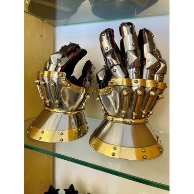 Mittelalterliche Panzerhandschuhe Churburg