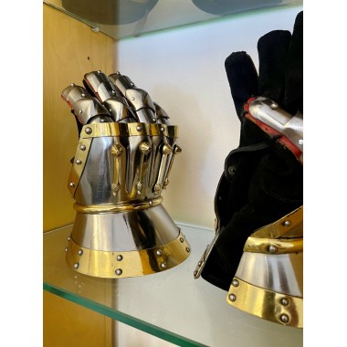 Mittelalterliche Panzerhandschuhe Churburg