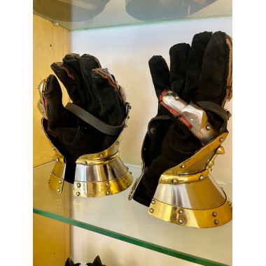 Mittelalterliche Panzerhandschuhe Churburg