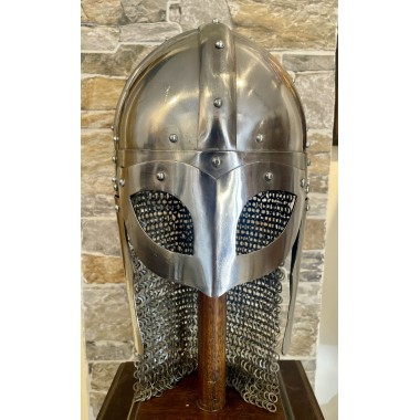 Wikingerhelm mit vernieteter Kettenbrünne
