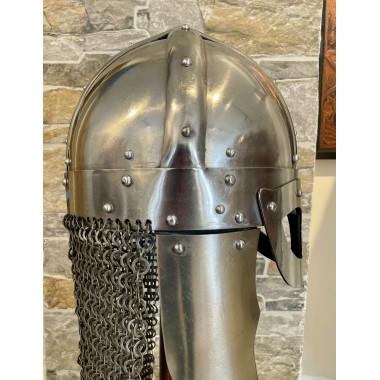 Wikingerhelm mit vernieteter Kettenbrünne