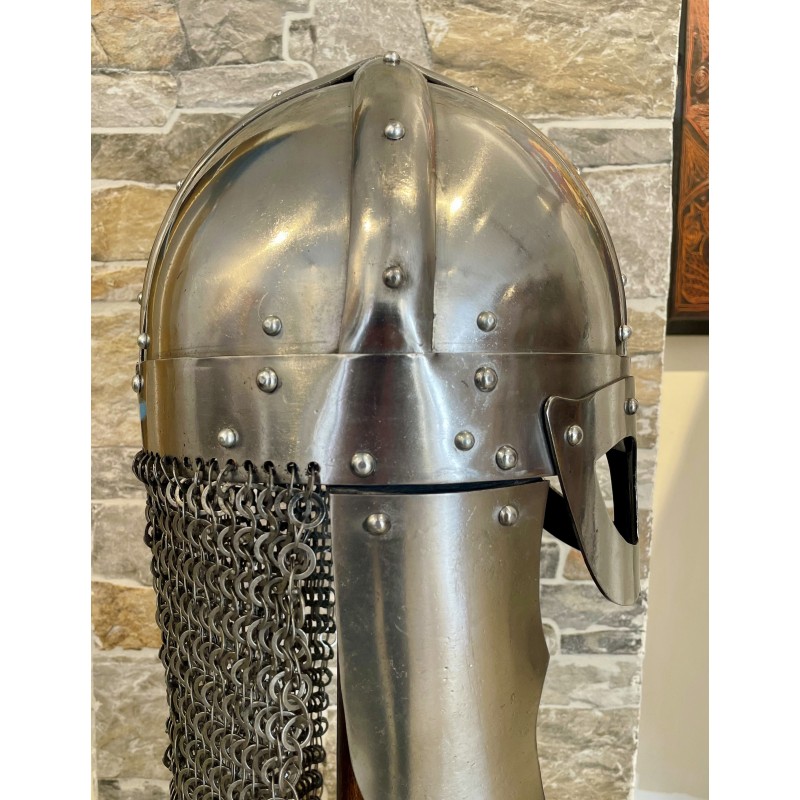 Wikingerhelm mit vernieteter Kettenbrünne