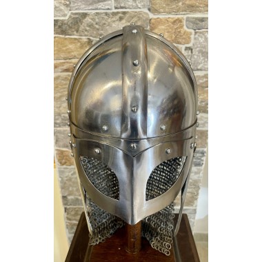 Wikingerhelm mit vernieteter Kettenbrünne