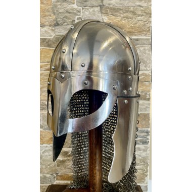 Wikingerhelm mit vernieteter Kettenbrünne