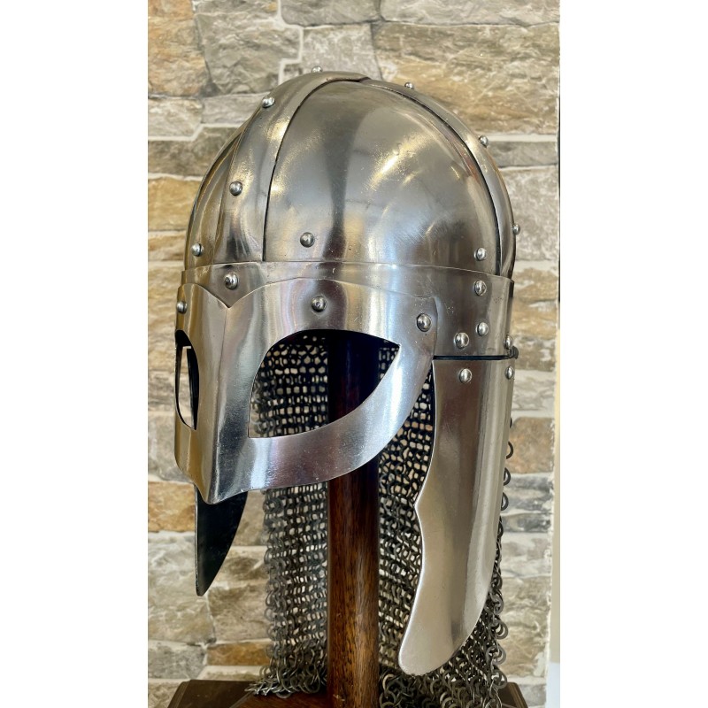 Wikingerhelm mit vernieteter Kettenbrünne