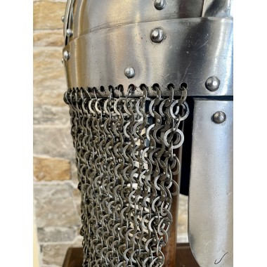 Wikingerhelm mit vernieteter Kettenbrünne