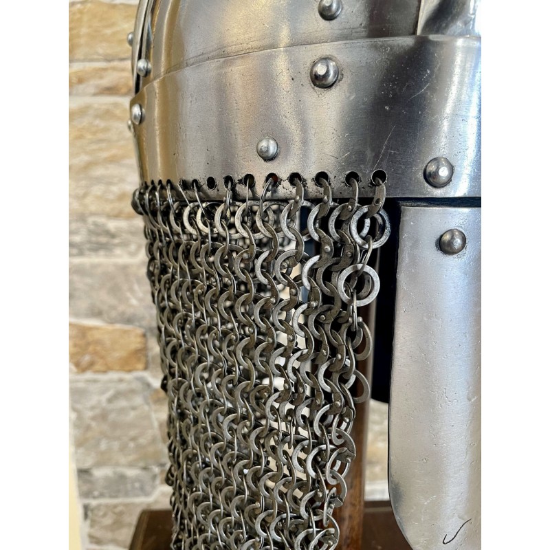Wikingerhelm mit vernieteter Kettenbrünne