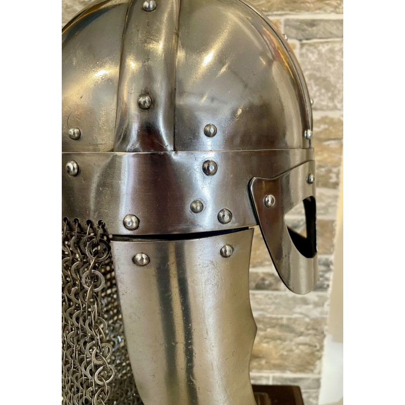 Wikingerhelm mit vernieteter Kettenbrünne