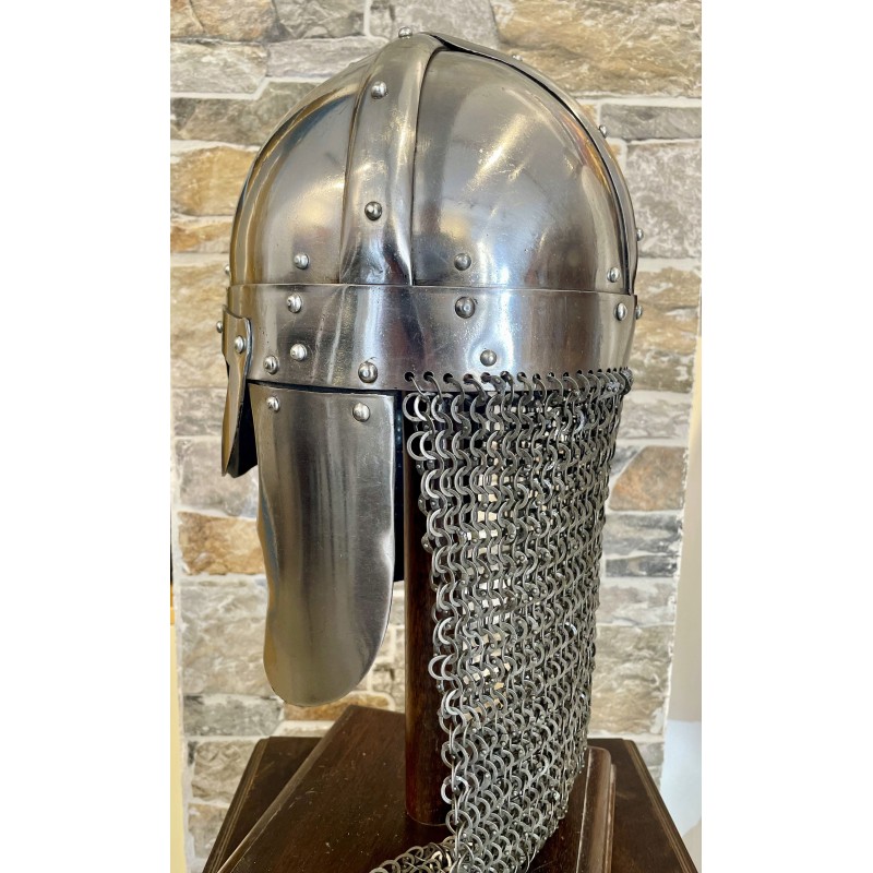 Wikingerhelm mit vernieteter Kettenbrünne