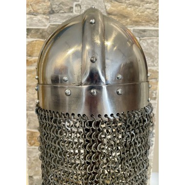 Wikingerhelm mit vernieteter Kettenbrünne