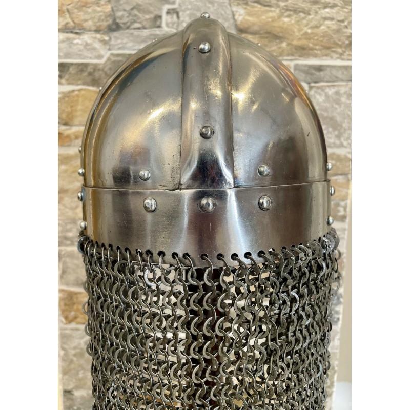 Wikingerhelm mit vernieteter Kettenbrünne