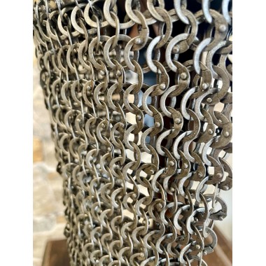 Wikingerhelm mit vernieteter Kettenbrünne