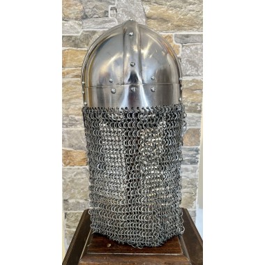 Wikingerhelm mit vernieteter Kettenbrünne