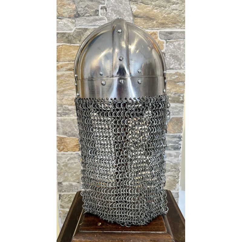 Wikingerhelm mit vernieteter Kettenbrünne