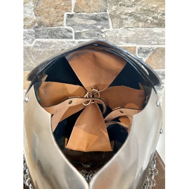 Wikingerhelm mit vernieteter Kettenbrünne