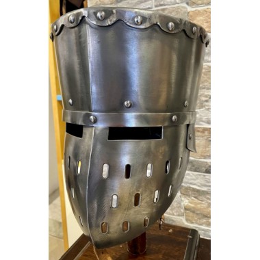 Topfhelm Mittelalter Kampf