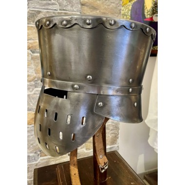 Topfhelm Mittelalter Kampf