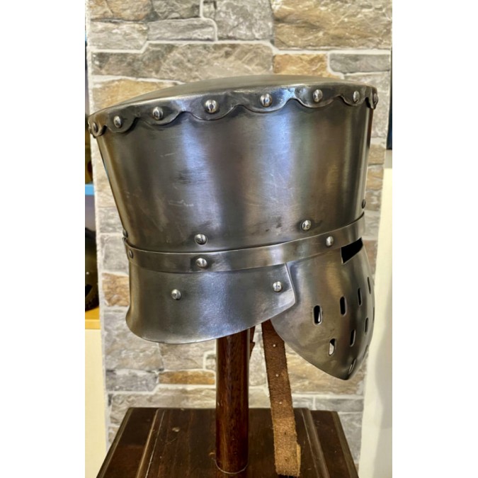 Topfhelm Mittelalter Kampf