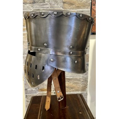 Topfhelm Mittelalter Kampf