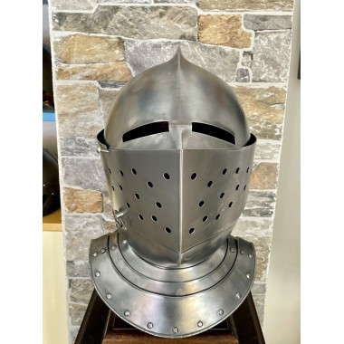 Mittelalterlicher Ritterhelm