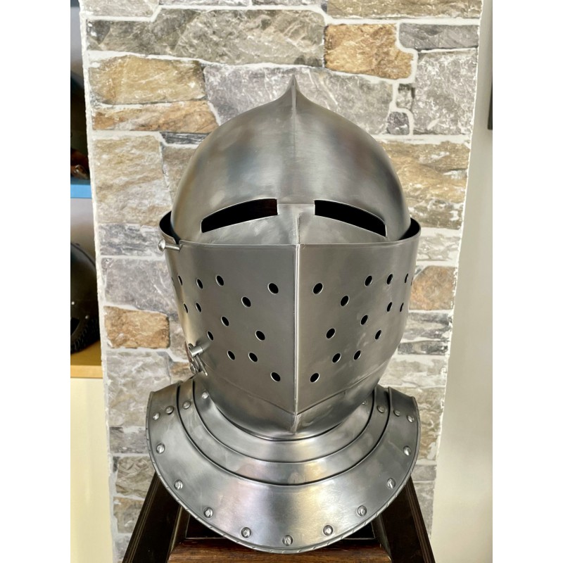 Mittelalterlicher Ritterhelm