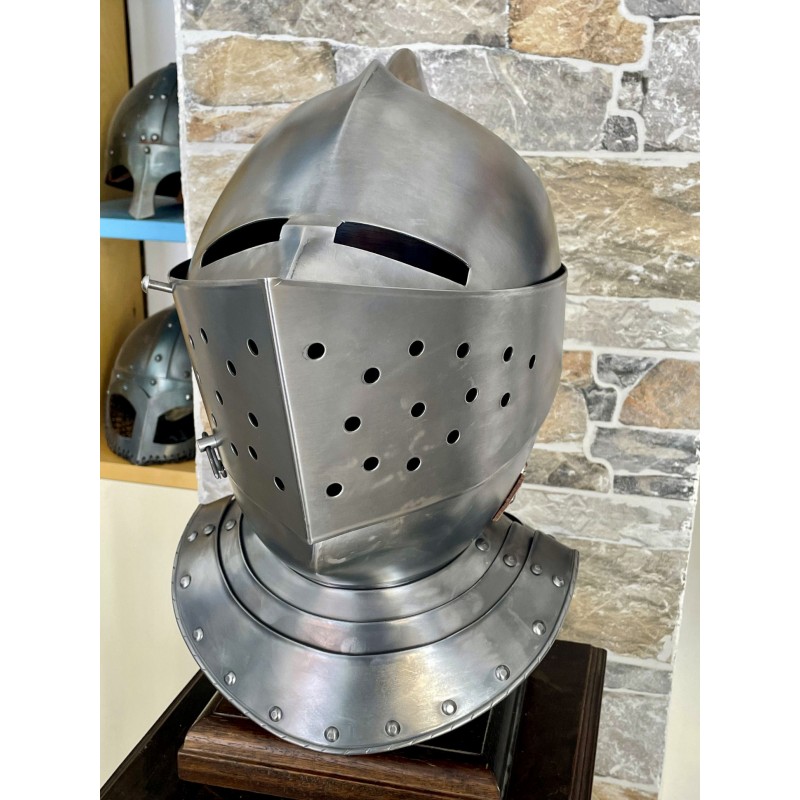 Mittelalterlicher Ritterhelm