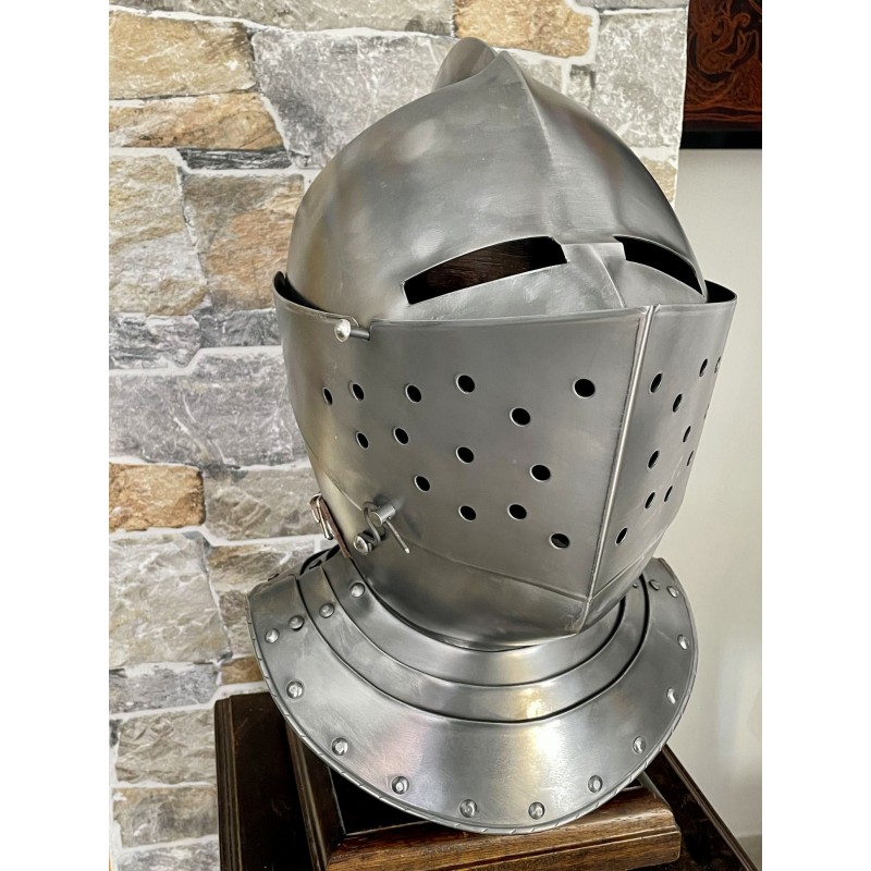 Mittelalterlicher Ritterhelm