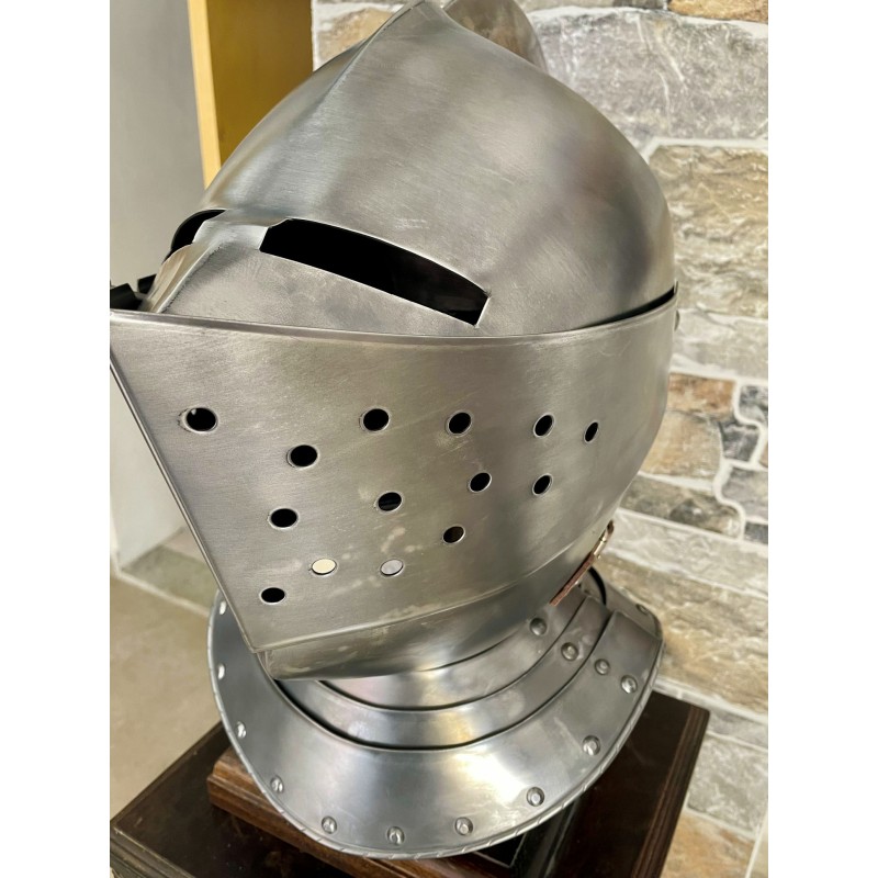 Mittelalterlicher Ritterhelm