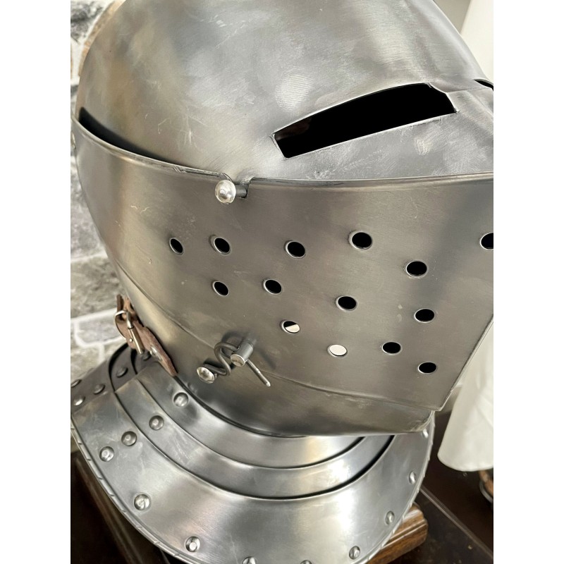 Mittelalterlicher Ritterhelm