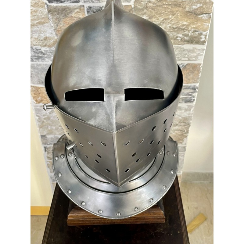 Mittelalterlicher Ritterhelm