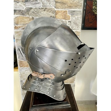 Mittelalterlicher Ritterhelm