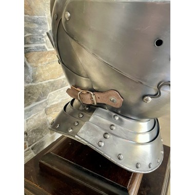 Mittelalterlicher Ritterhelm