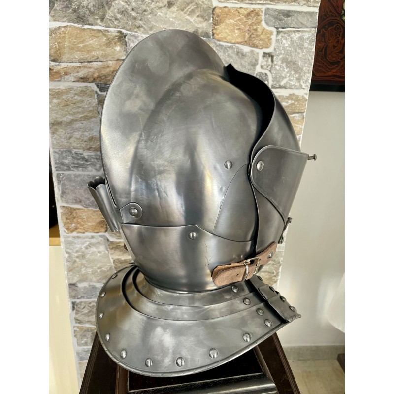 Mittelalterlicher Ritterhelm